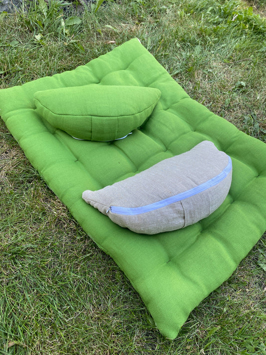 Crescent pillow, hemp and buckwheat husk