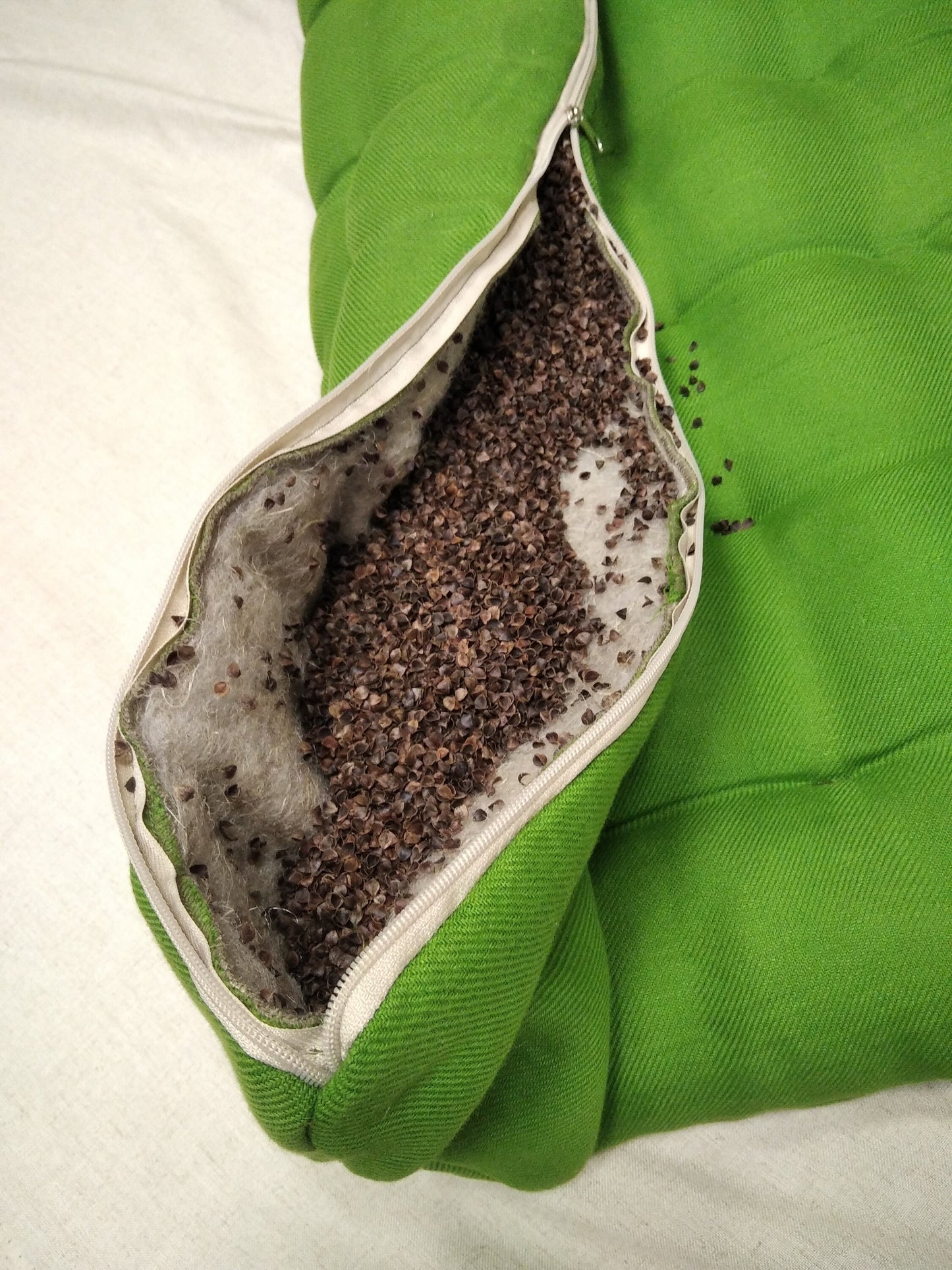 Hemp yoga mat with buckwheat husk