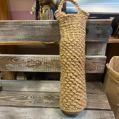 Crochet wine bag made of hemp