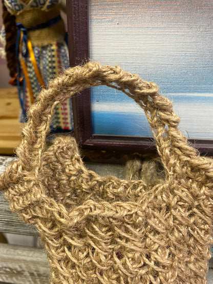 Crochet wine bag made of hemp