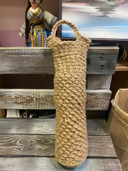 Crochet wine bag made of hemp