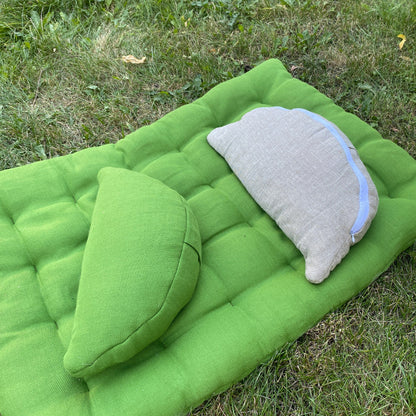 Crescent pillow, hemp and buckwheat husk