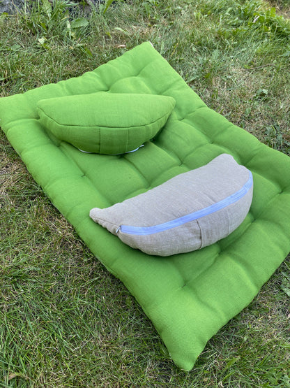 Crescent pillow, hemp and buckwheat husk