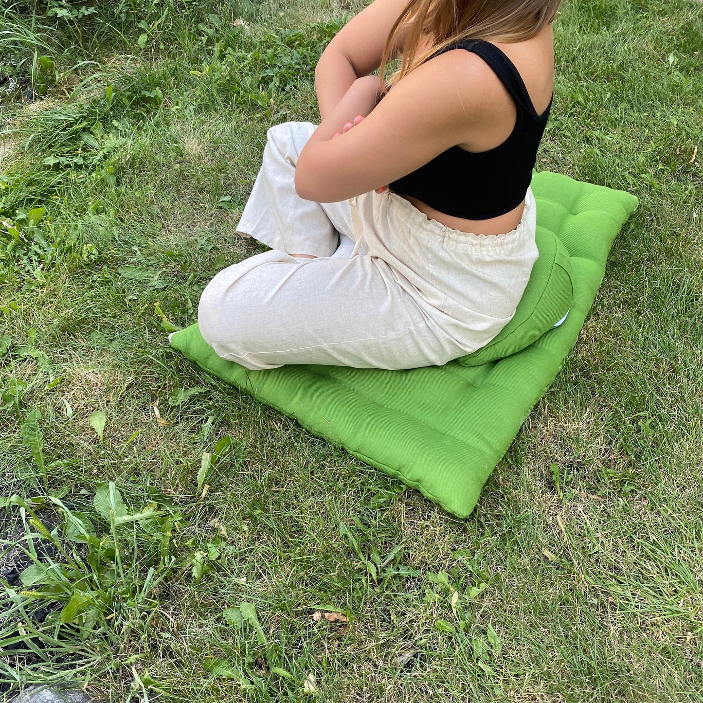 Crescent pillow, hemp and buckwheat husk