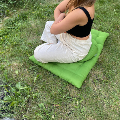 Crescent pillow, hemp and buckwheat husk